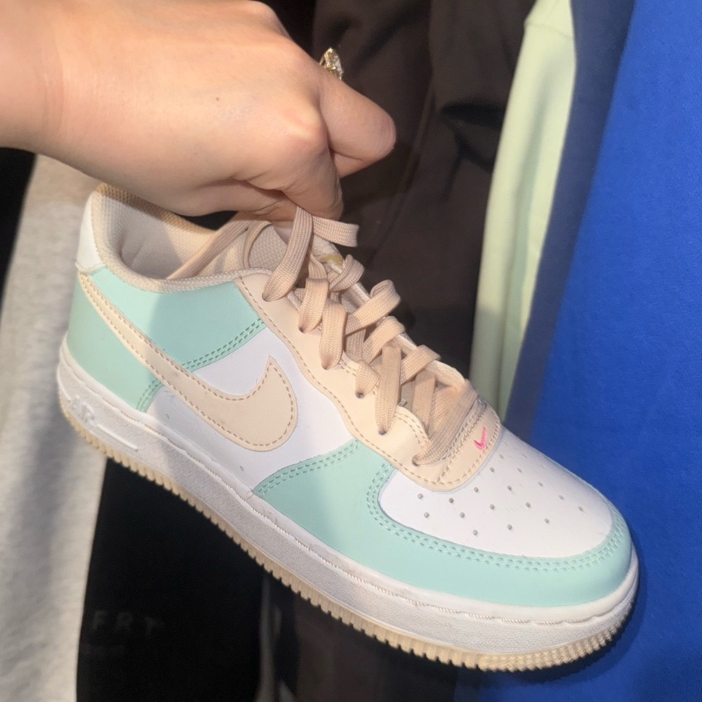 Nike Air forces in Mint and Beige Sneakers! Size 6 Women’s! 🩵🤍